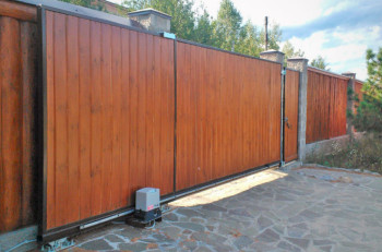Автоматические откатные ворота Алютех 1750х2000 коричневого цвета