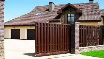 Откатные ворота Алютех 1750х3000 с отделкой под штакетник, коричневые