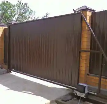 Откатные ворота от Алютех 2200х3000 на винтовых сваях, коричневые