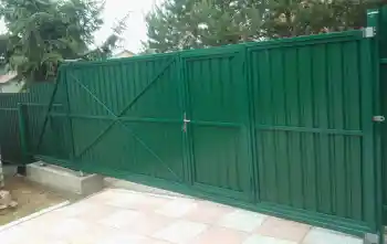 Зелёные откатные ворота Дорхан 2200х3000 со встроенной калиткой