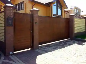 Откатные ворота Алютех 1750х3000 с отделкой под штакетник, коричневые