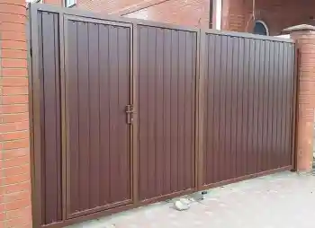 Дачные распашные ворота коричневого цвета с калиткой 2000x3000