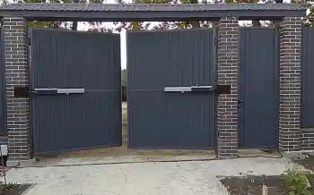 Автоматические распашные ворота Алютех с козырьком 3800x2000