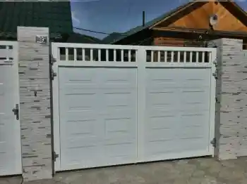 Белые филенчатые автоматические распашные ворота Алютех 3800x1800 