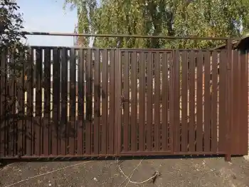 Дачные коричневые ворота с калиткой и распашным механизмом 1500x3000