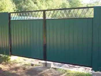 Зелёные распашные дачные ворота 1500x3500