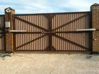 Бежевые ворота из профнастила с распашным механизмом 2500x3500