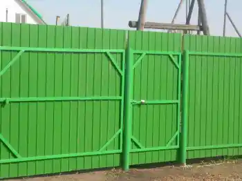 Зелёные промышленные распашные ворота из профнастила 3000x4500