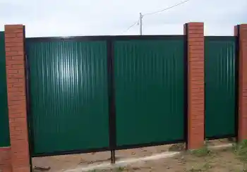 Зелёные распашные ворота с калиткой из профнастила 2000x3500