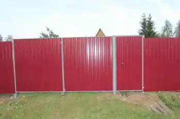 Красные распашные ворота с отделкой профнастилом и калиткой 2500x3500 