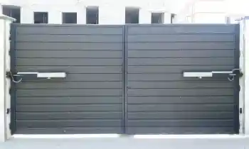 Серые распашные ворота с электроприводом 3000x3500