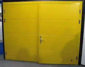Распашные механические противопожарные ворота желтого цвета