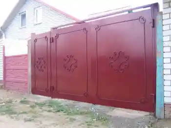 Красные металлические распашные ворота с калиткой 2500x3000
