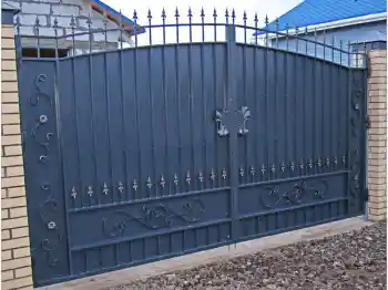 Чёрные металлические ворота с элементами ковки 2500x3500