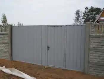 Серые распашные ворота со встроенной калиткой 2200x3000