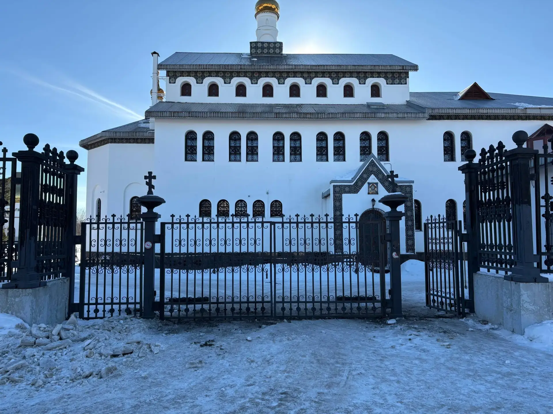Откатные ворота с калиткой для церкви
